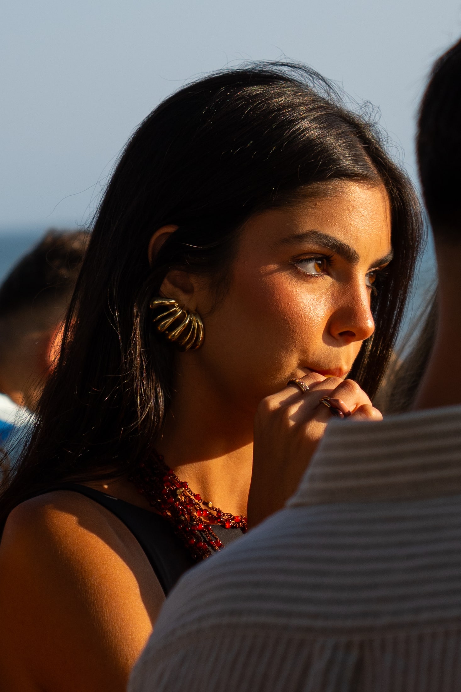 Retrato de asistente durante un evento al atardecer