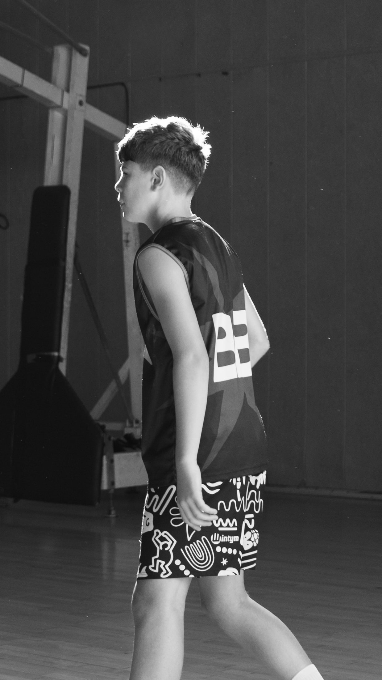 Jugador de baloncesto en blanco y negro