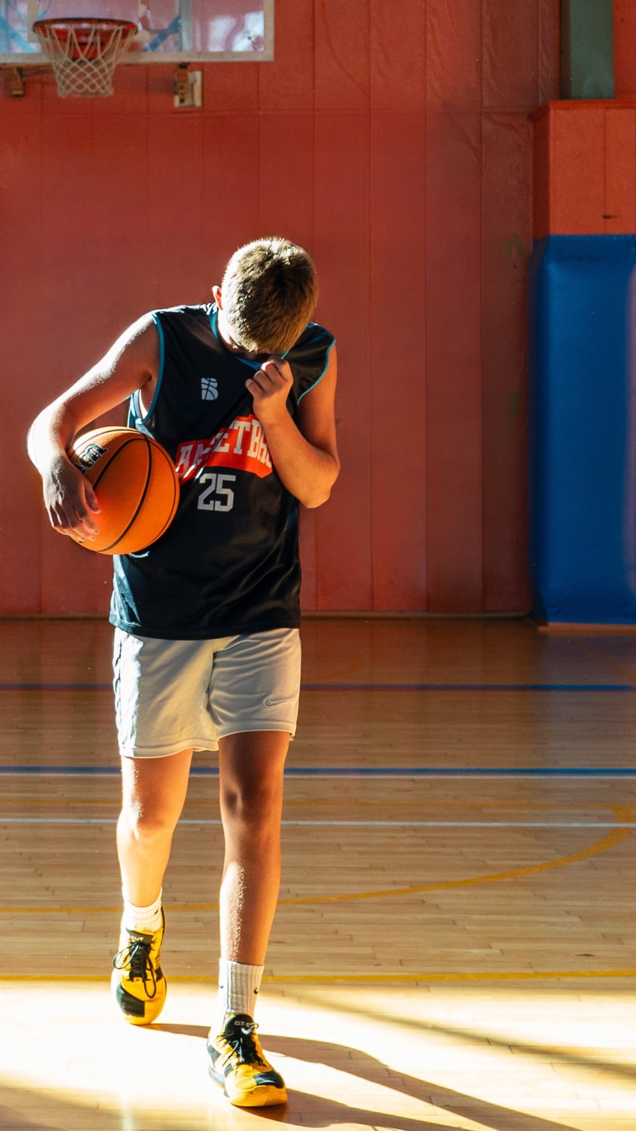 Jugador de baloncesto en pista cubierta